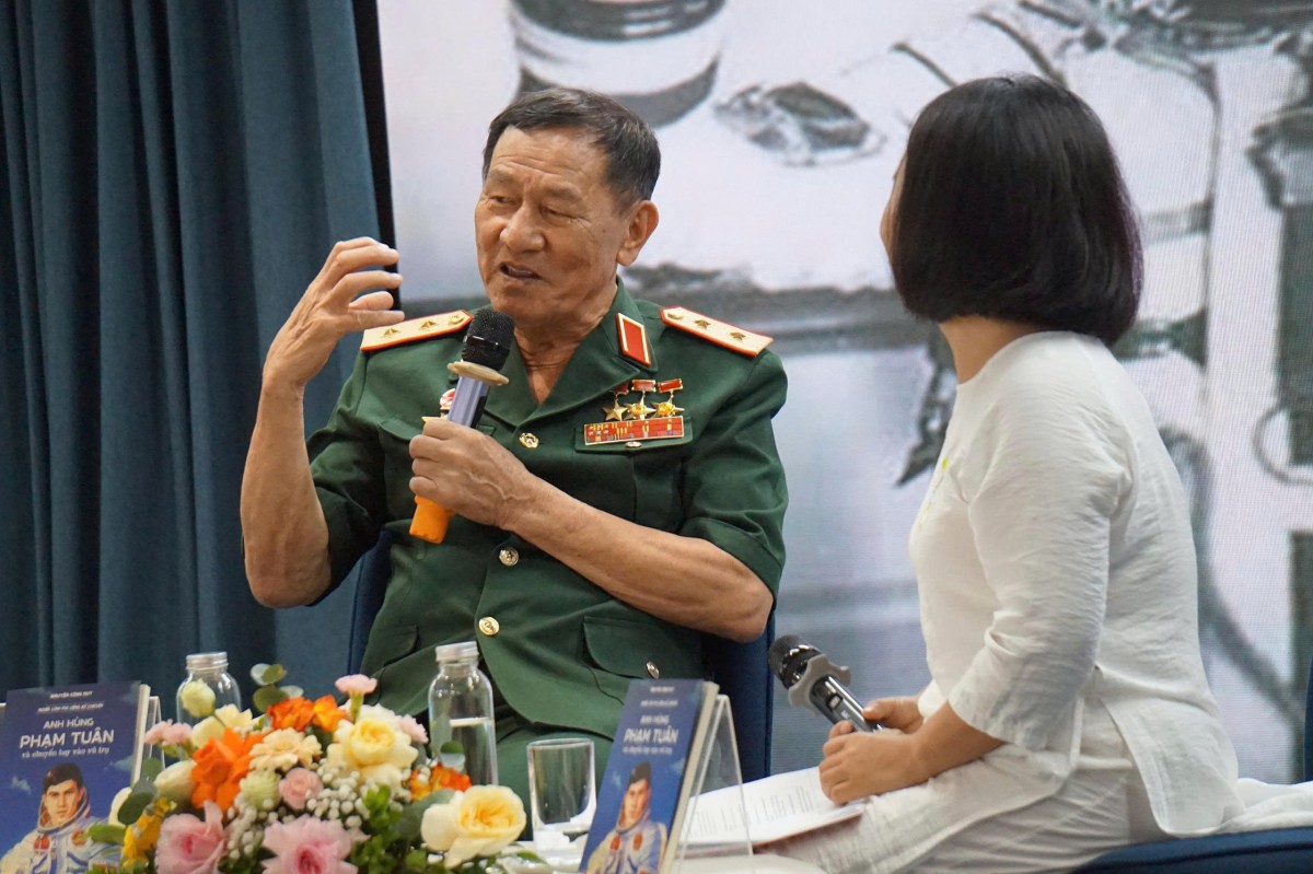 Giao lưu cùng Anh hùng Phạm Tuân nhân dịp ra mắt sách về chuyến bay lịch sử vào vũ trụ