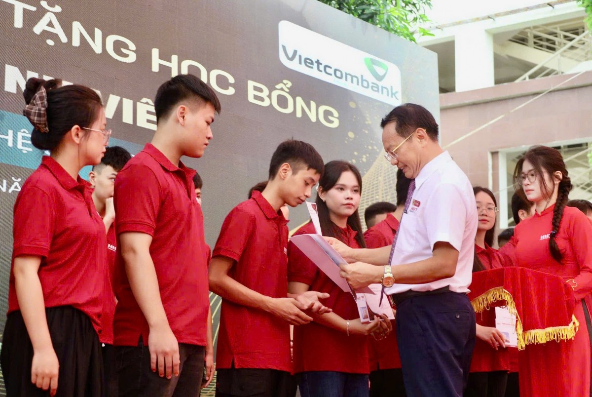 Hơn 3.000 tân sinh viên nhập học, Trường Cao đẳng Công nghệ cao Hà Nội lập kỷ lục tuyển sinh Hơn 3.000 tân sinh viên nhập học, Trường Cao đẳng Công nghệ cao Hà Nội lập kỷ lục tuyển sinh