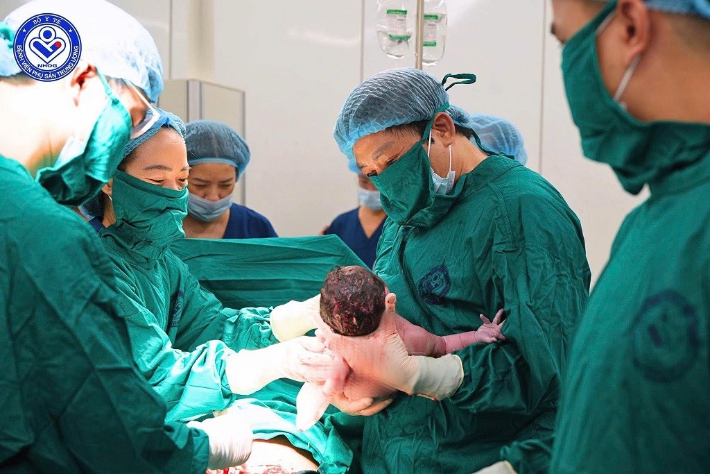 GS.TS Nguyễn Duy Ánh trực tiếp thực hiện ca phẫu thuật đầu tiên tại Cơ sở 2 Bệnh viện Phụ Sản Trung ương sáng 4/8. Ảnh: Bệnh viện Phụ Sản Trung ương