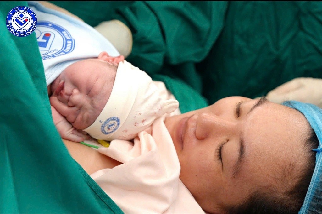 Bé trai nặng 4 kg là em bé đầu tiên chào đời tại Cơ sở 2 Bệnh viện Phụ Sản Trung ương trong ngày đơn vị chính thức hoạt động. Ảnh: Bệnh viện Phụ Sản Trung ương