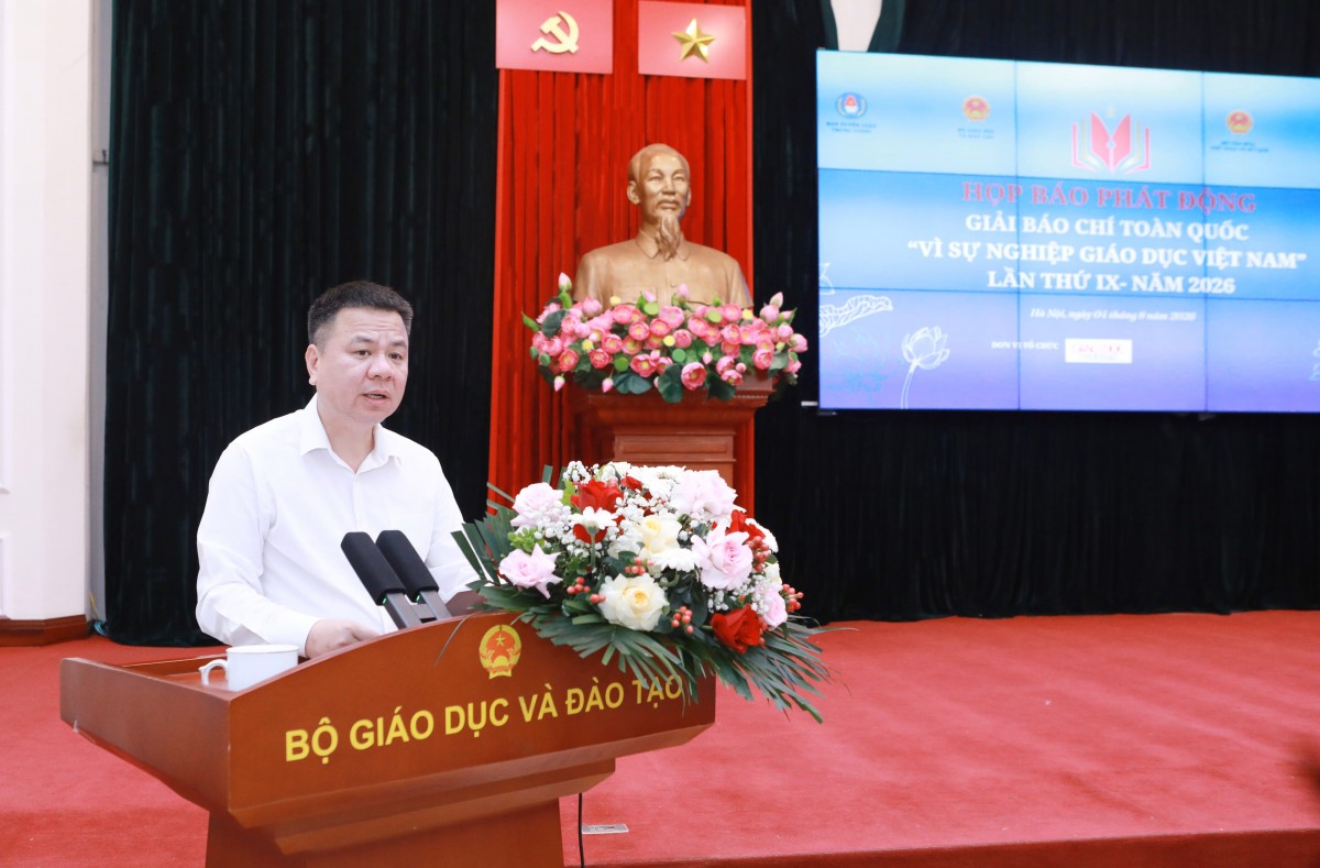 Nhà báo Triệu Ngọc Lâm – Tổng Biên tập Báo Giáo dục và Thời đại, Phó Trưởng Ban Thường trực Ban Tổ chức trình bày thể lệ Giải.