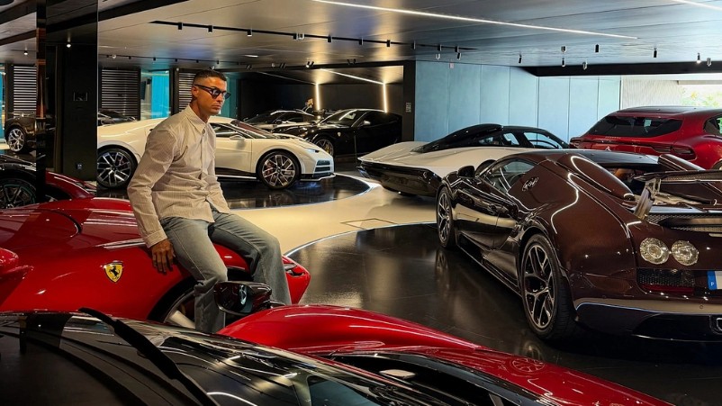 Ronaldo lần đầu hé lộ gara siêu xe trị giá hàng triệu USD