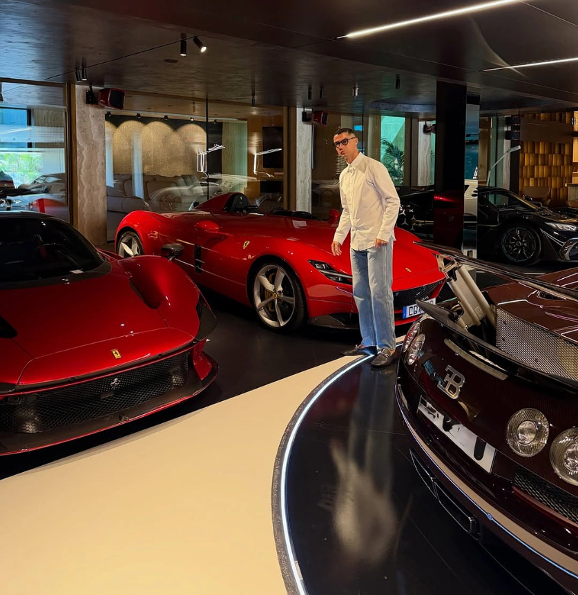 Đây là lần đầu tiên Cristiano Ronaldo bộ sưu tập siêu xe đắt đỏ. Ảnh: cristiano