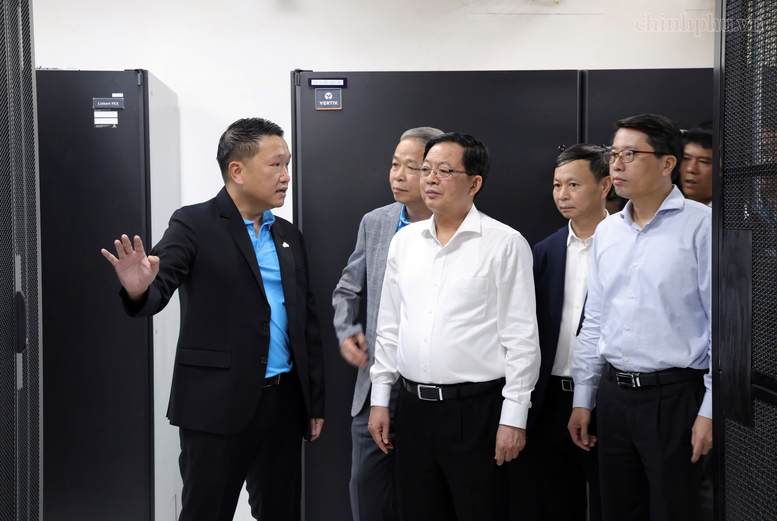 Phó Thủ tướng Hồ Quốc Dũng tham quan Trung tâm dữ liệu của Tập đoàn công nghệ CMC - Ảnh: VGP/Gia Huy.