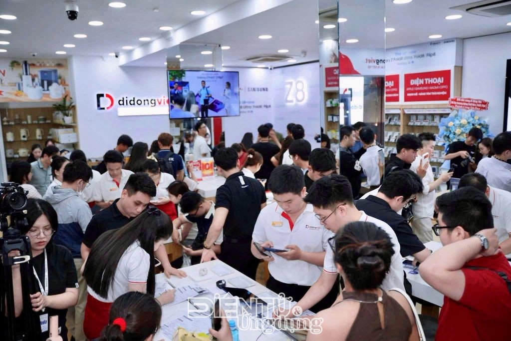 Di Động Việt mở bán Galaxy Z Flip8, Galaxy Z Fold8 và Galaxy Z Fold8 Ultra, giảm đến 12 triệu đồng Di Động Việt mở bán Galaxy Z Flip8, Galaxy Z Fold8 và Galaxy Z Fold8 Ultra, giảm đến 12 triệu đồng
