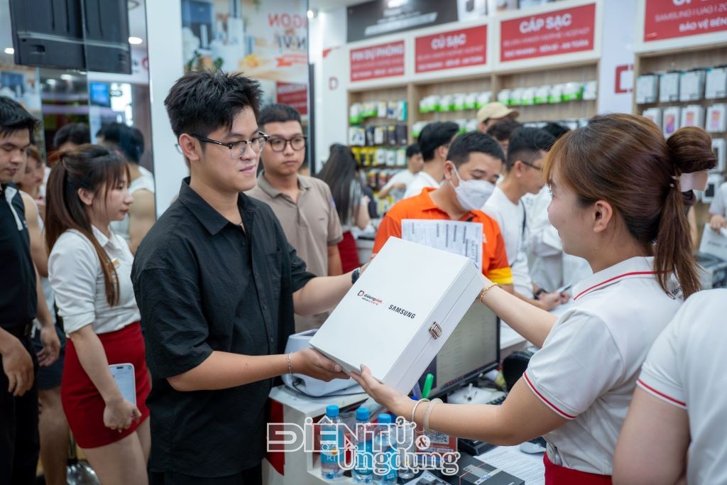 Di Động Việt mở bán Galaxy Z Flip8, Galaxy Z Fold8 và Galaxy Z Fold8 Ultra, giảm đến 12 triệu đồng Di Động Việt mở bán Galaxy Z Flip8, Galaxy Z Fold8 và Galaxy Z Fold8 Ultra, giảm đến 12 triệu đồng