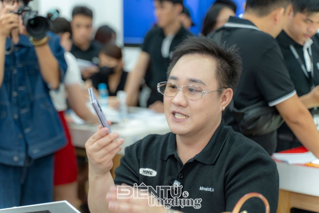 Di Động Việt mở bán Galaxy Z Flip8, Galaxy Z Fold8 và Galaxy Z Fold8 Ultra, giảm đến 12 triệu đồng Di Động Việt mở bán Galaxy Z Flip8, Galaxy Z Fold8 và Galaxy Z Fold8 Ultra, giảm đến 12 triệu đồng