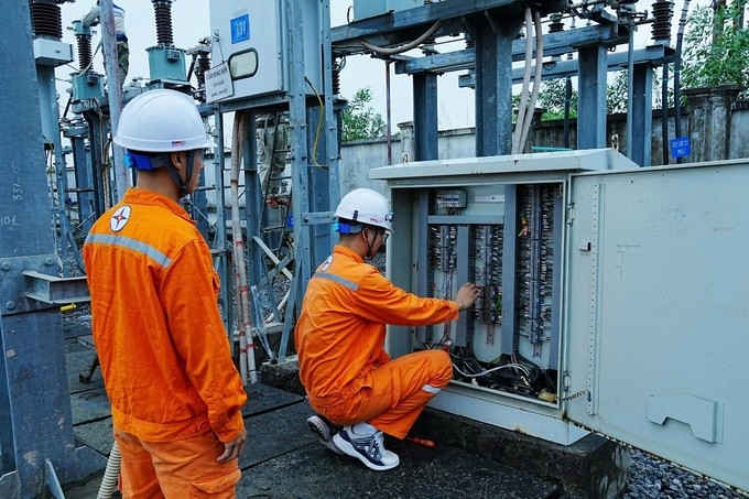 Nhân viên Xí nghiệp Lưới điện Cao thế Quảng Ninh kiểm tra hệ thống mạch nhị thứ TBA 110 kV Khe Chàm