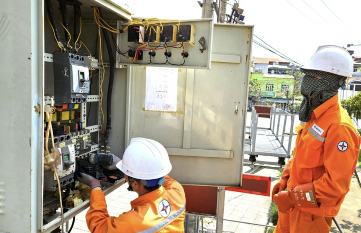 Nhân viên Điện lực Bình Liêu kiểm tra, xử lý các điểm khiếm khuyết tủ điện hạ thế