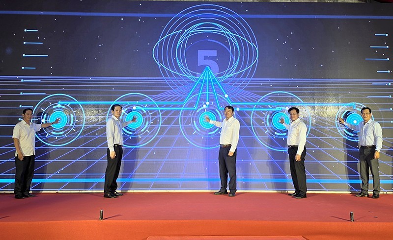 Lãnh đạo thành phố, sở, ngành thực hiện nghi thức công bố hạ tầng số công cộng mạng 5G, tiến tới thử nghiệm mạng 6G.