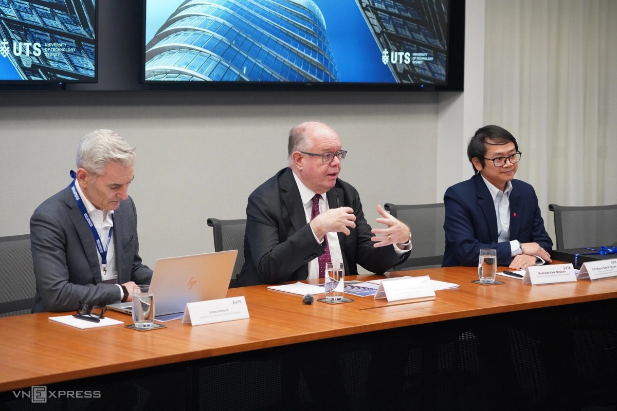 GS Andrew Parfitt (giữa) trong buổi làm việc tại Sydney ngày 10/8/2026. Ảnh: Lưu Quý
