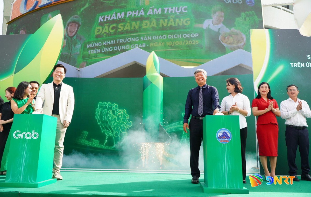 Lãnh đạo thành phố Đà Nẵng và Grab Việt Nam thực hiện nghi thức khai trương. (Ảnh: baodanang.vn)