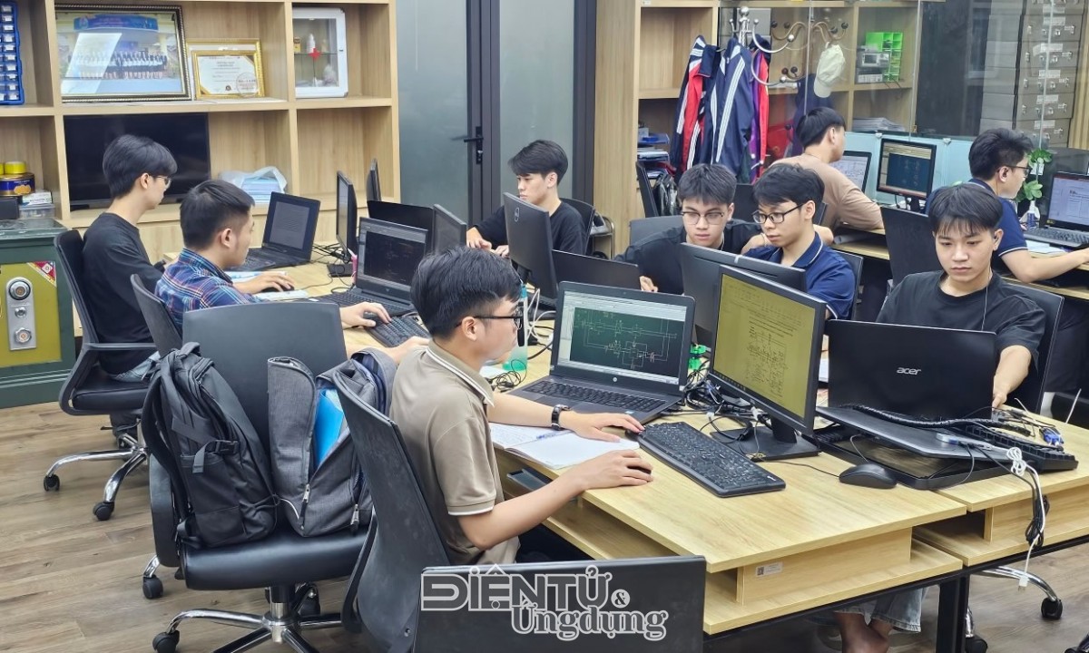 Sinh viên Đại học Bách khoa Hà Nội thực hành thiết kế vi mạch và điện tử tại phòng lab