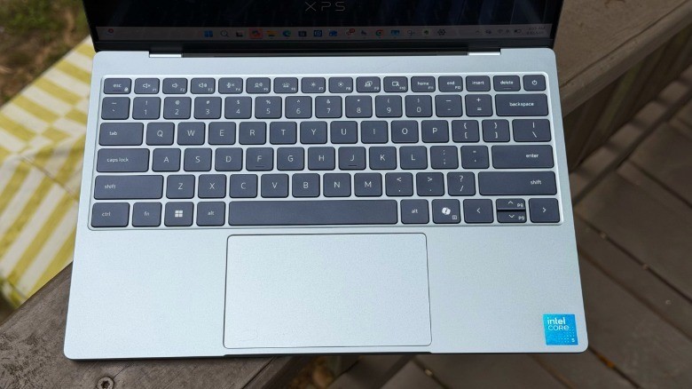 Đánh giá Dell XPS 13 2026: So kè MacBook Neo nhưng hụt hơi vì RAM 8GB