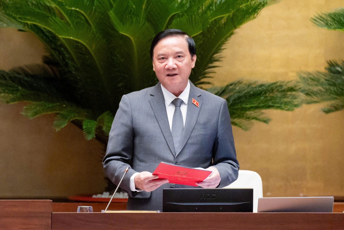 Phó Chủ tịch Quốc hội Nguyễn Khắc Định điều hành phiên thảo luận (quochoi.vn).