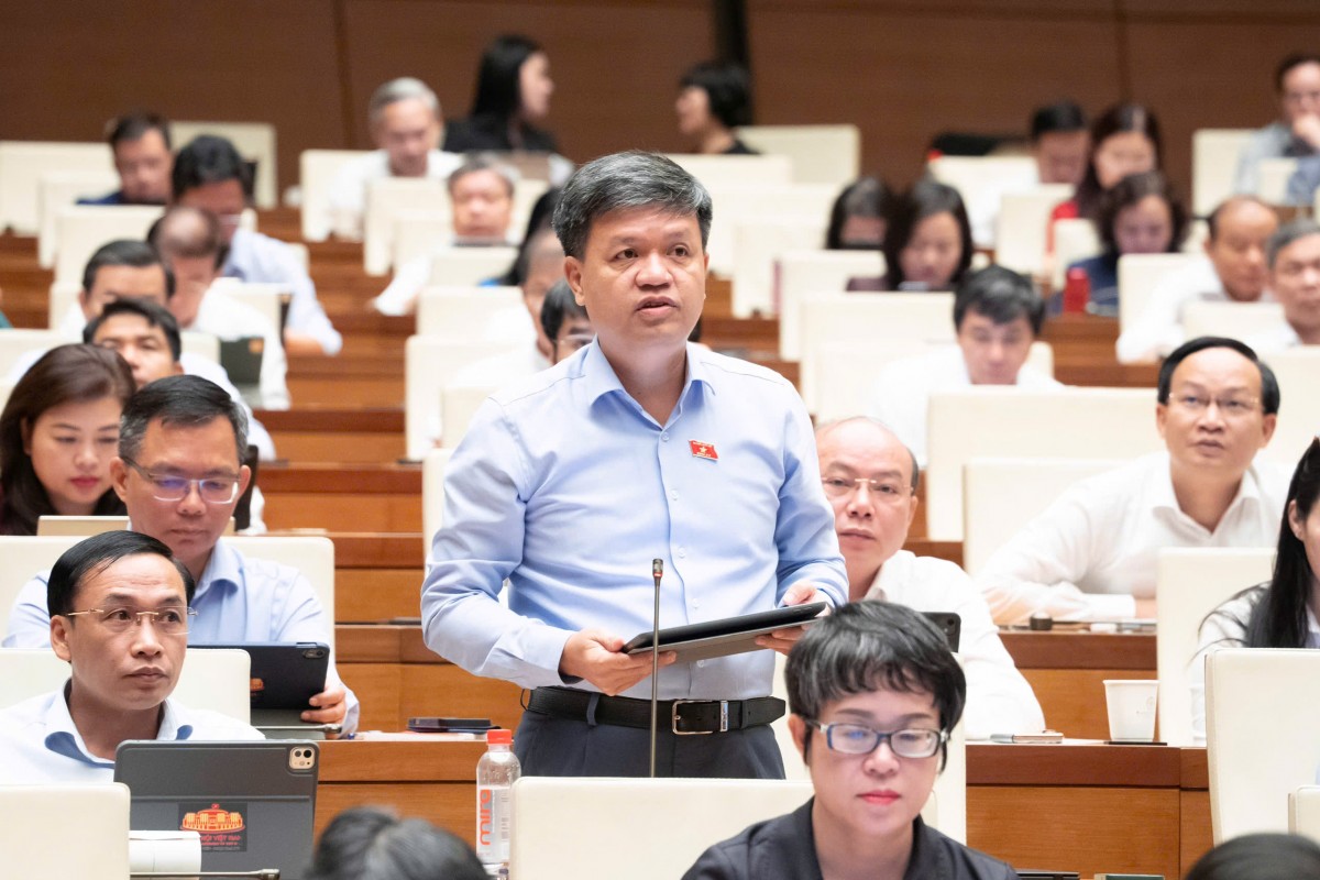 Đại biểu Tạ Đình Thi – Đoàn ĐBQH thành phố Hà Nội kiến nghịà Nội kiến nghị (quochoi.vn).