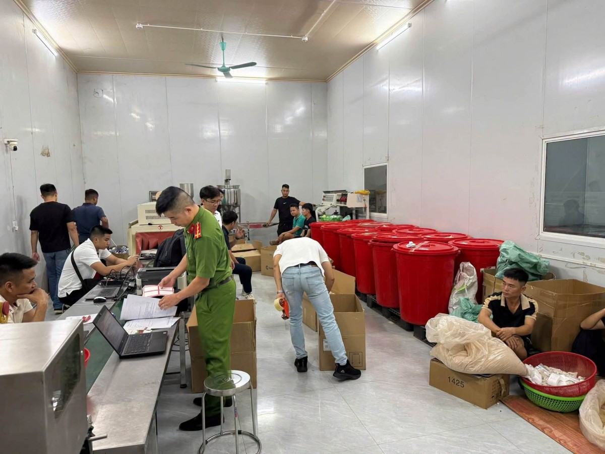 Cơ quan Cảnh sát điều tra khám xét khẩn cấp nơi làm việc của các đối tượng