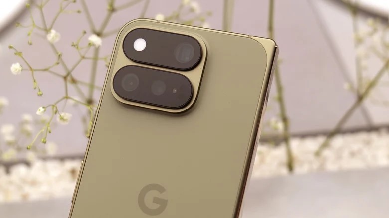 Trên tay Pixel 11 Pro Fold: Google giậm chân tại chỗ trước Samsung