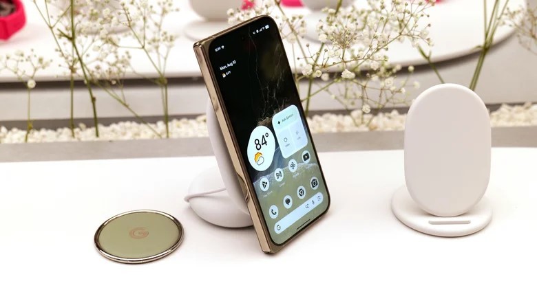 Trên tay Pixel 11 Pro Fold: Google giậm chân tại chỗ trước Samsung