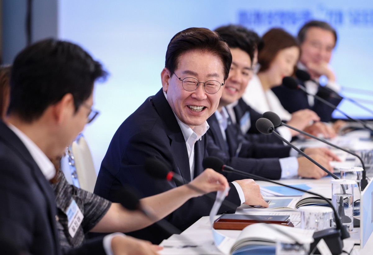 Tổng thống Lee Jae Myung (ở giữa) lắng nghe bài thuyết trình chính sách của Phó Thủ tướng kiêm Bộ trưởng Khoa học và Công nghệ Thông tin Bae Kyung-hoon trong buổi họp báo về sáng kiến Sáng kiến SEED và 7 dự án công nghệ Hàn Quốc chọn làm động lực tăng trưởng