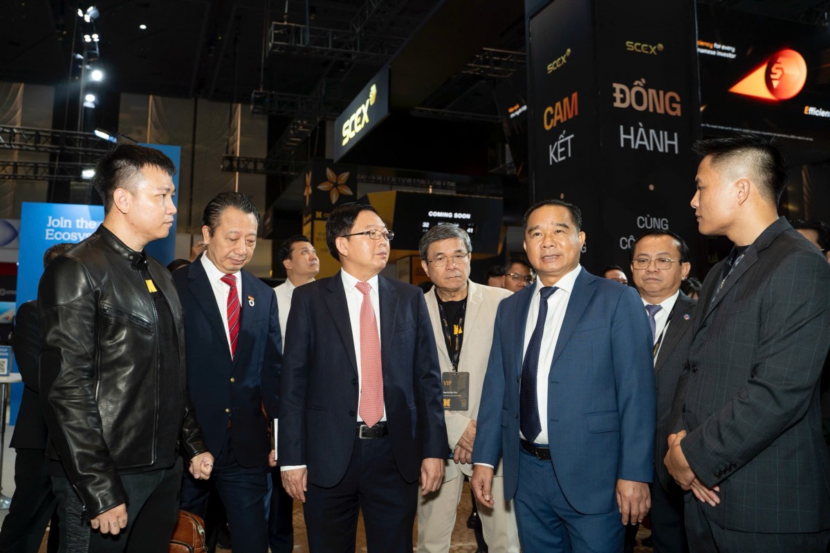 Phó Thủ tướng Hồ Quốc Dũng, Chủ tịch UBND TPHCM Nguyễn Văn Được cùng các đại biểu tham quan các gian trưng bày tại Conviction 2026.
