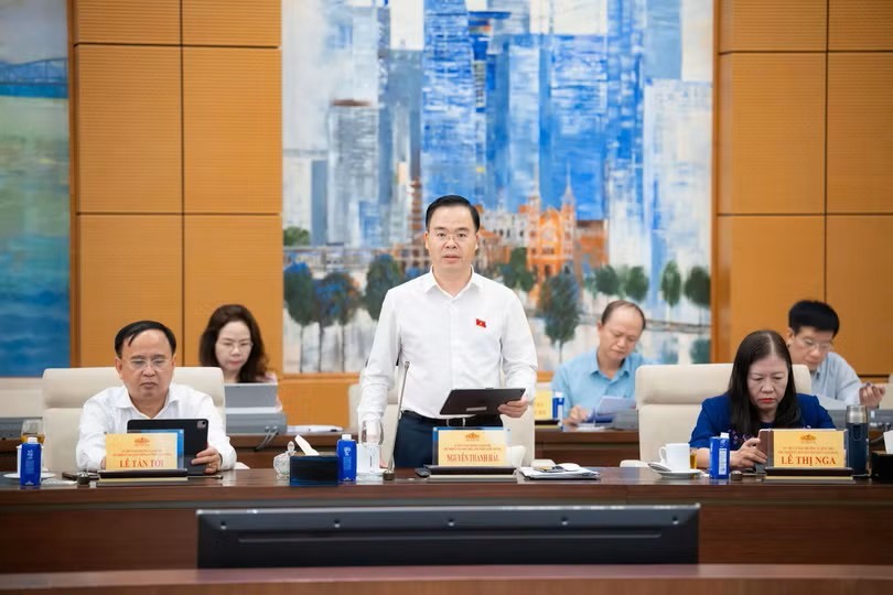 Phó chủ nhiệm Ủy ban Khoa học, Công nghệ và Môi trường Trần Văn Khải trình bày báo cáo ý kiến về việc tiếp thu, giải trình, chỉnh lý dự thảo luật. Phó chủ nhiệm Ủy ban Khoa học, Công nghệ và Môi trường Trần Văn Khải trình bày báo cáo ý kiến về việc tiếp thu, giải trình, chỉnh lý dự thảo luật.