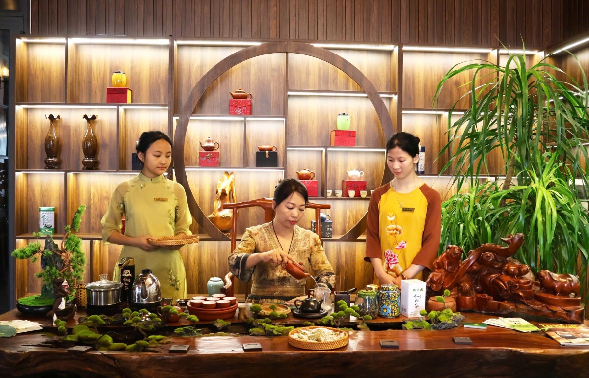 Nghệ thuật pha trà là một phần trong những tri thức dân gian gắn với cây chè và sản phẩm trà Thái Nguyên. (Ảnh: thainguyen.gov.vn) Nghệ thuật pha trà là một phần trong những tri thức dân gian gắn với cây chè và sản phẩm trà Thái Nguyên. (Ảnh: thainguyen.gov.vn)