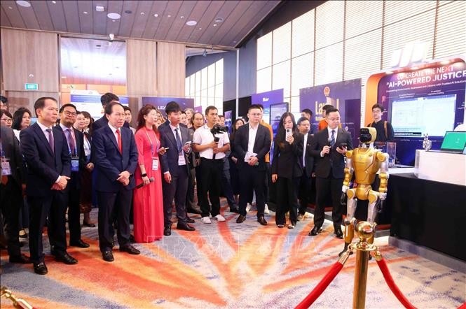 Phó Thủ tướng Lê Tiến Châu và các đại biểu tham quan trưng bày các sản phẩm ứng dụng trí tuệ nhân tạo tại Diễn đàn. Ảnh: Phạm Kiên/TTXVN