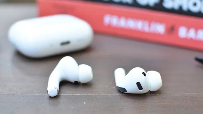 Apple lộ AirPods gắn camera qua bản thử nghiệm macOS 26.7