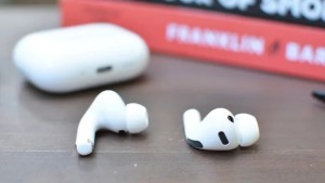 Apple lộ AirPods gắn camera qua bản thử nghiệm macOS 26.7