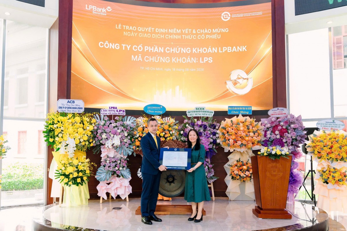 Lãnh đạo HOSE trao Quyết định niêm yết cho lãnh đạo LPBS