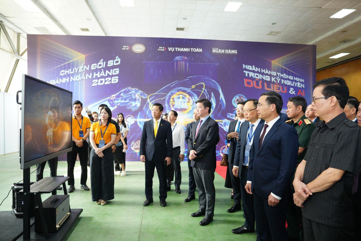 Thứ trưởng Bộ Khoa học và Công nghệ Bùi Hoàng Phương cùng các đại biểu tham quan các gian hàng tại sự kiện Chuyển đổi số ngành Ngân hàng năm 2026. Thứ trưởng Bộ Khoa học và Công nghệ Bùi Hoàng Phương cùng các đại biểu tham quan các gian hàng tại sự kiện Chuyển đổi số ngành Ngân hàng năm 2026.