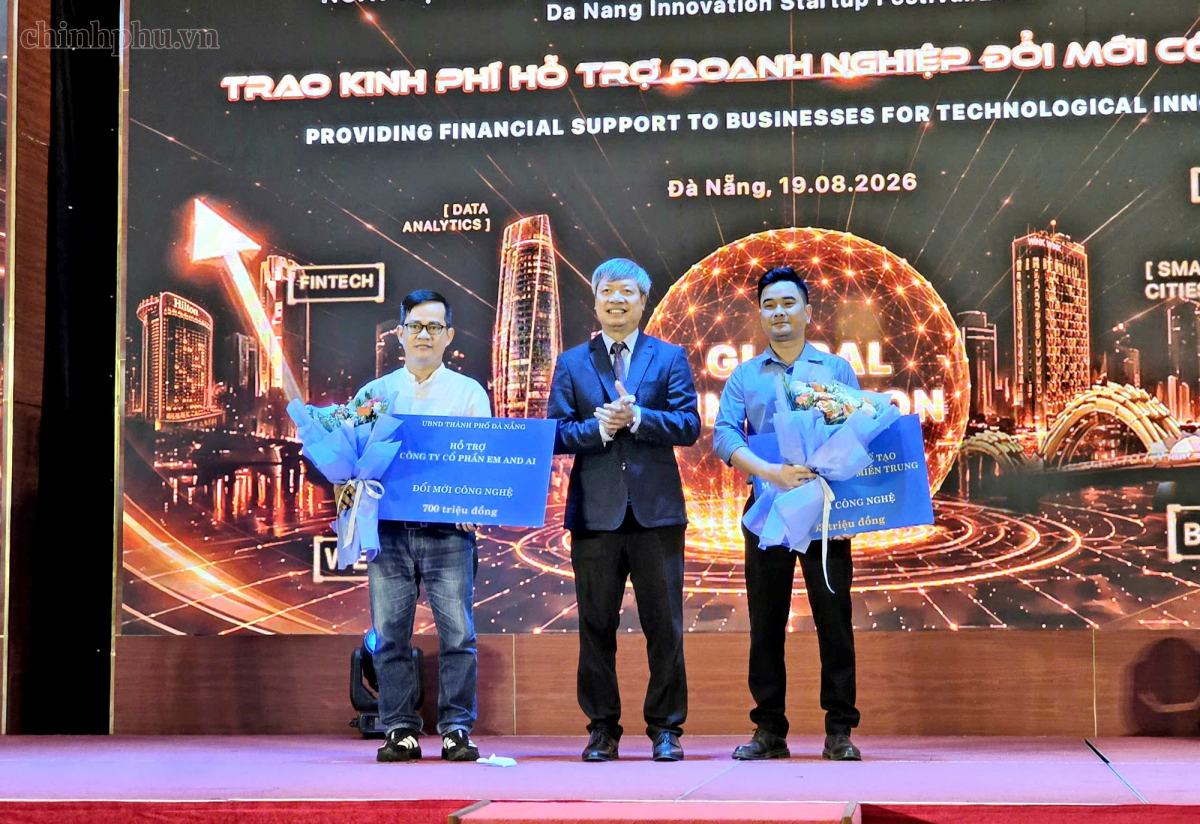 Lãnh đạo TP. Đà Nẵng trao kinh phí hỗ trợ đổi mới công nghệ cho 2 doanh nghiệp khởi nghiệp - Ảnh: chinhphu.vn Lãnh đạo TP. Đà Nẵng trao kinh phí hỗ trợ đổi mới công nghệ cho 2 doanh nghiệp khởi nghiệp - Ảnh: chinhphu.vn
