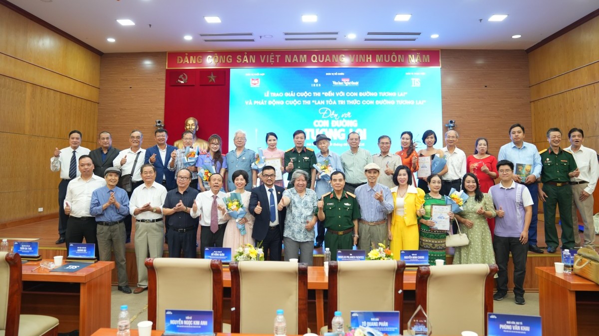 Trao giải Cuộc thi ‘Đến với Con đường tương lai’