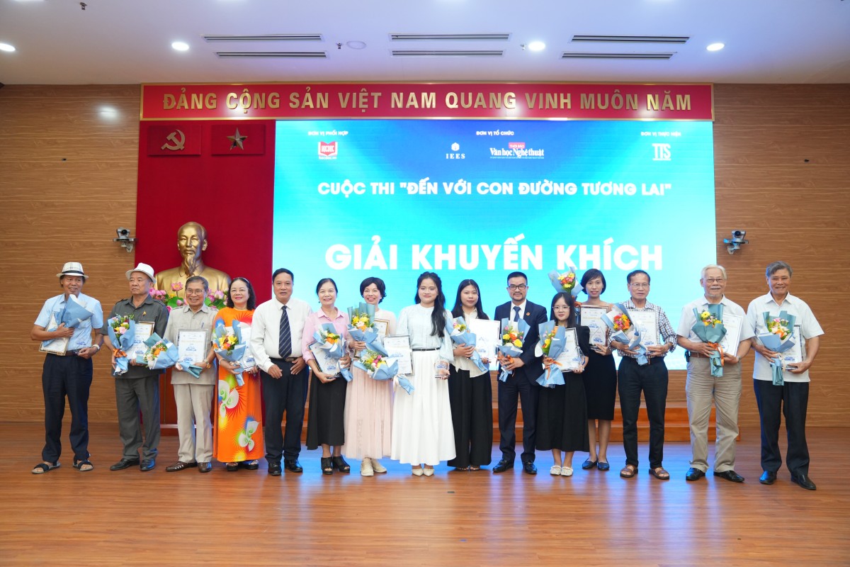 Trao giải Cuộc thi ‘Đến với Con đường tương lai’