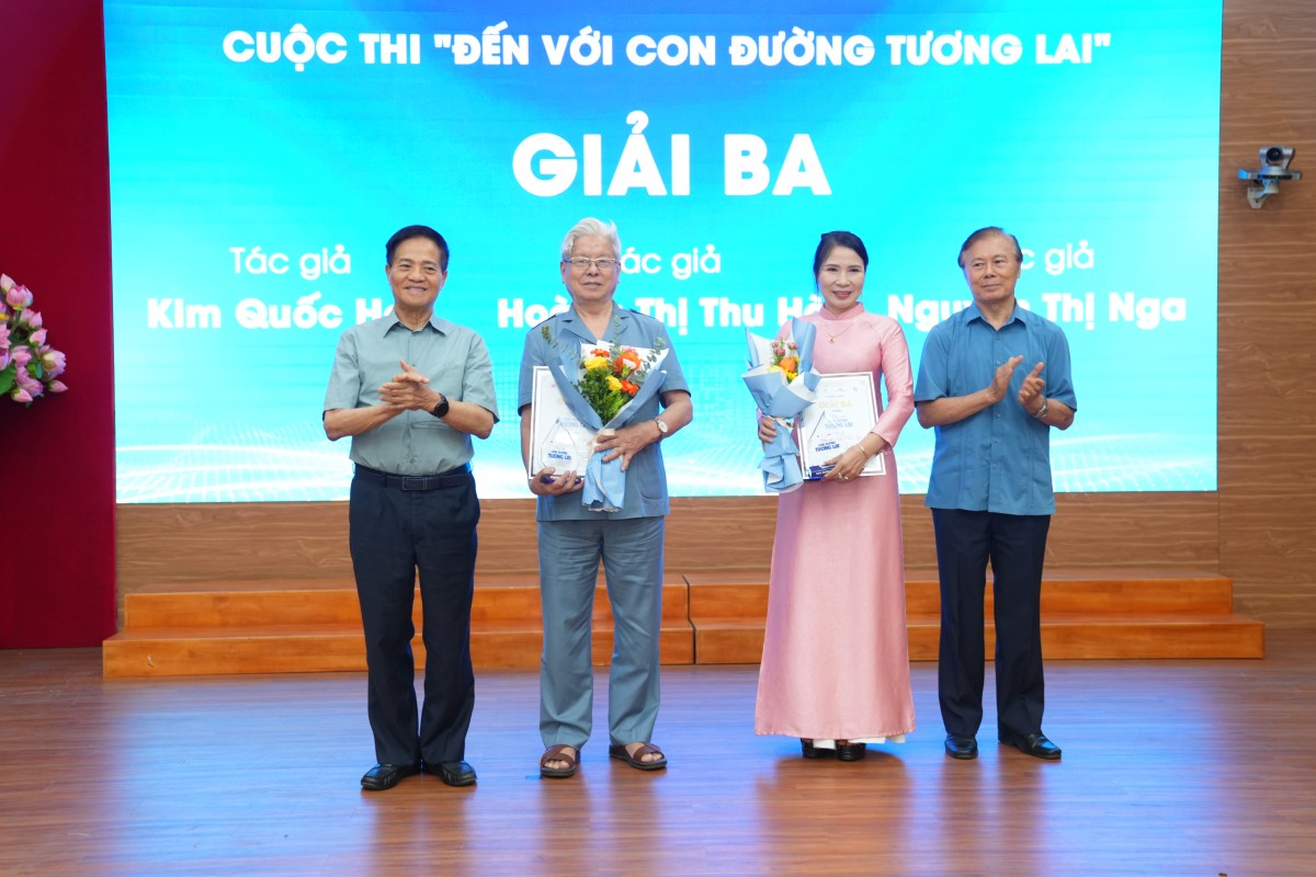 Trao giải Cuộc thi ‘Đến với Con đường tương lai’