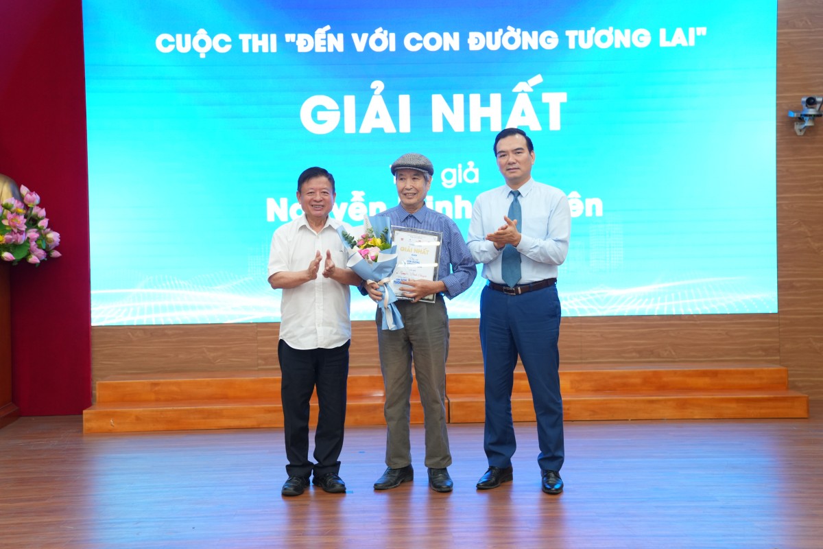 Trao giải Cuộc thi ‘Đến với Con đường tương lai’