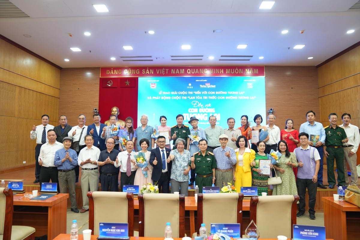 Trao giải Cuộc thi ‘Đến với Con đường tương lai’
