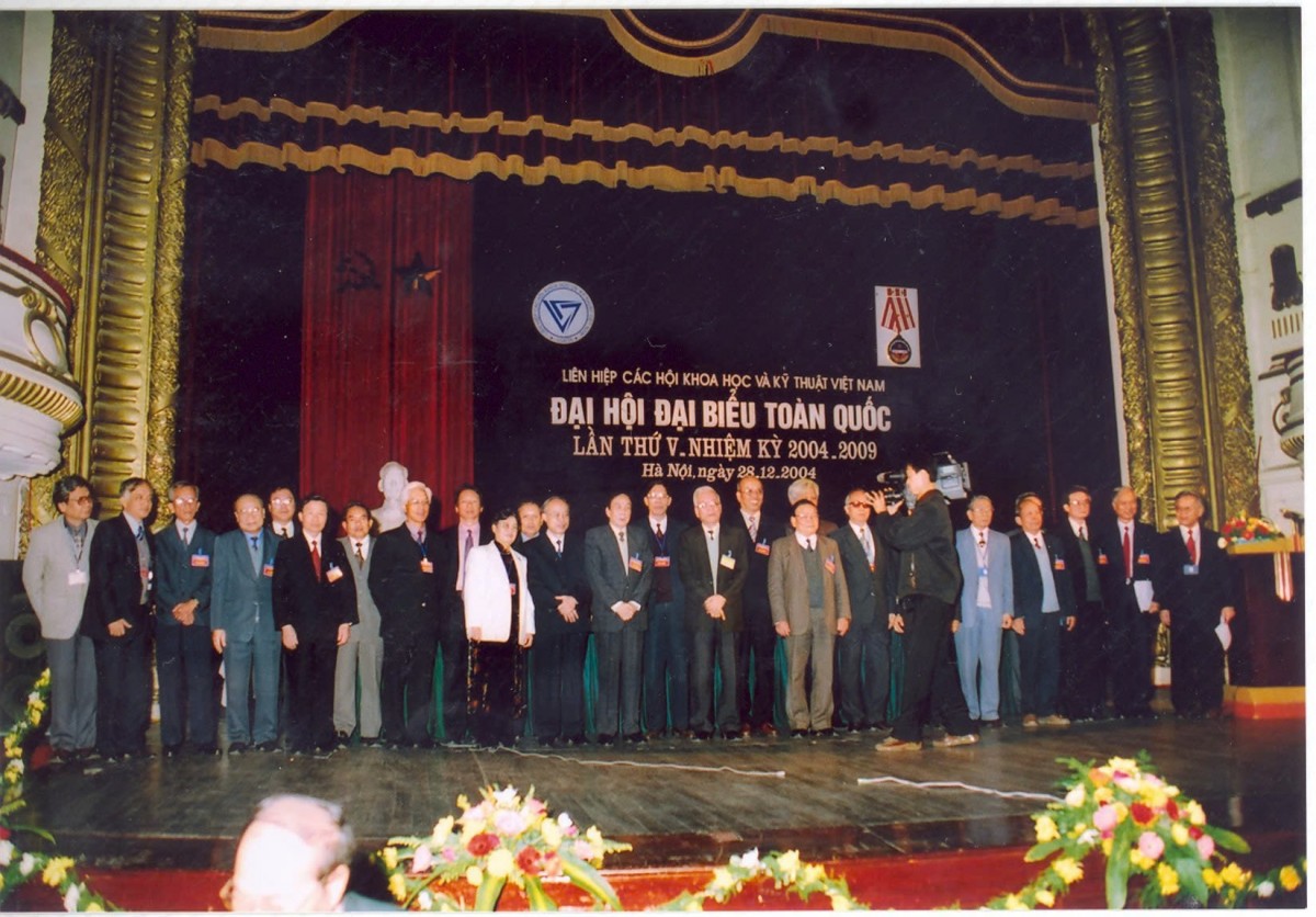 Các đồng chí Ủy viên Đoàn Chủ tịch nhiệm kỳ V