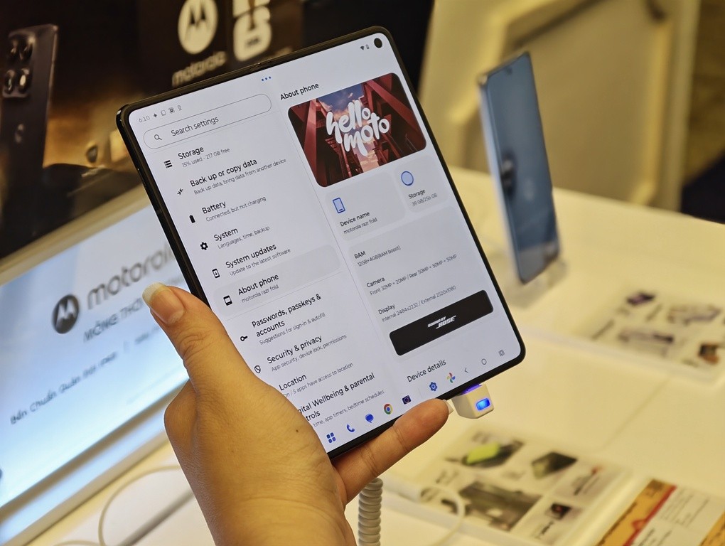 Cận cảnh Motorola Razr Fold, smartphone gập ngang giá gần 50 triệu đồng