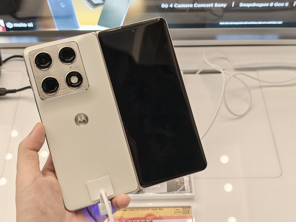 Cận cảnh Motorola Razr Fold, smartphone gập ngang giá gần 50 triệu đồng