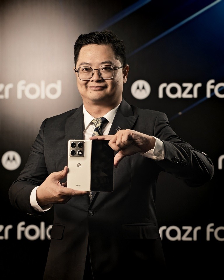 Cận cảnh Motorola Razr Fold, smartphone gập ngang giá gần 50 triệu đồng