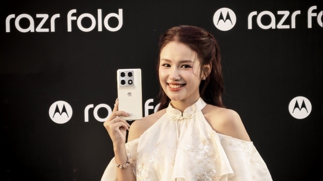 Cận cảnh Motorola Razr Fold, smartphone gập ngang giá gần 50 triệu đồng