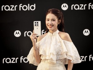 Cận cảnh Motorola Razr Fold, smartphone gập ngang giá gần 50 triệu đồng