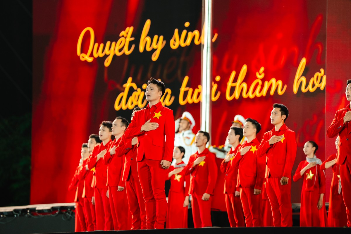 Hàng trăm nghệ sĩ miệt mài tổng duyệt trước giờ Tổ quốc trong tim sáng đèn Hàng trăm nghệ sĩ miệt mài tổng duyệt trước giờ Tổ quốc trong tim sáng đèn