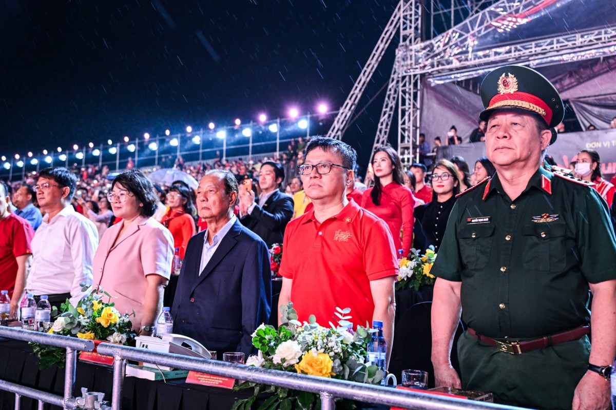 Hơn 40.000 khán giả tham gia chương trình nghệ thuật 'Tổ quốc trong tim' Hơn 40.000 khán giả tham gia chương trình nghệ thuật 'Tổ quốc trong tim'