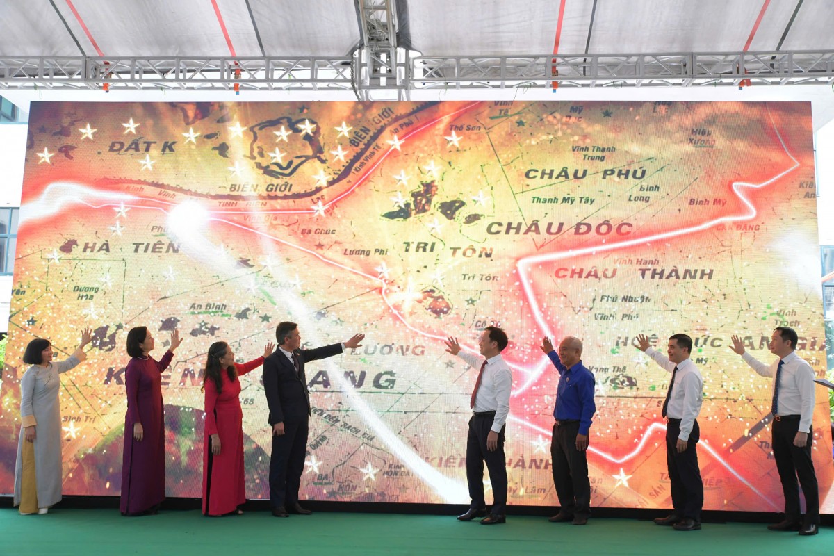 Khai mạc trưng bày về những năm tháng thanh xuân trên Đường Trường Sơn và Đường 1C Khai mạc trưng bày về những năm tháng thanh xuân trên Đường Trường Sơn và Đường 1C