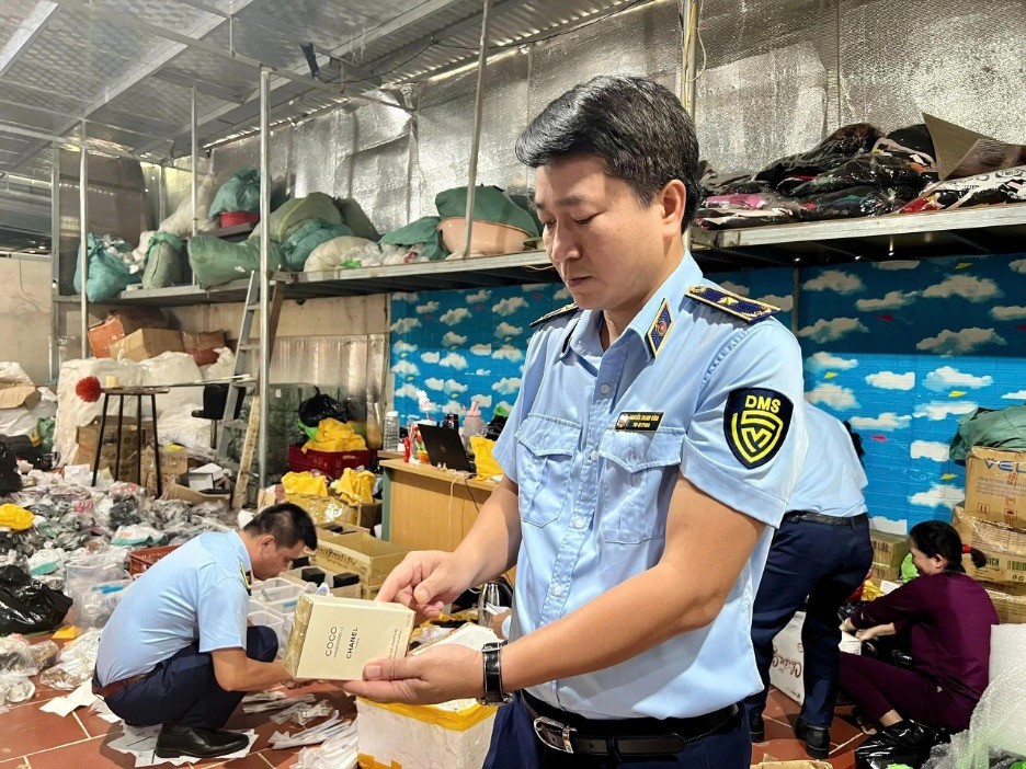 Lực lượng chức năng kiểm tra, thu giữ hàng hóa có dấu hiệu vi phạm trong hoạt động kinh doanh và quảng cáo sản phẩm trên môi trường số.