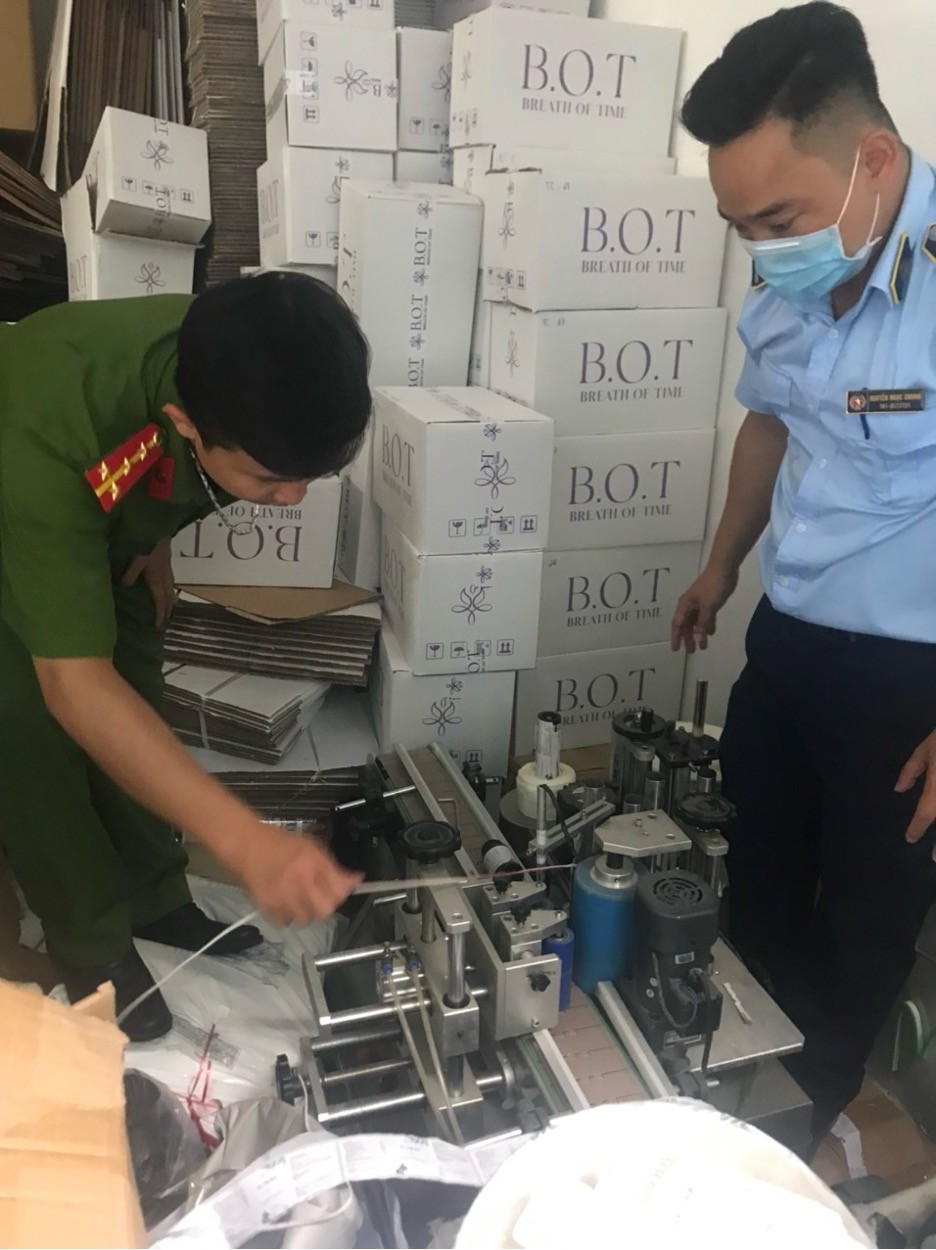 Lực lượng QLTT Hà Nội tạm giữ 84 hộp thực phẩm bảo vệ sức khỏe SLIM Be nghi chứa chất cấm năm 2023.