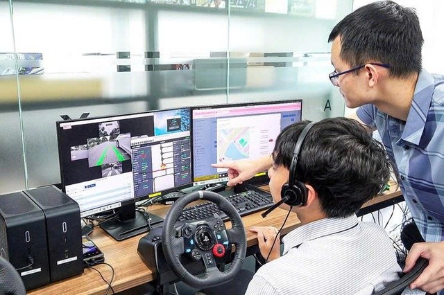 Giám sát từ xa robot giao hàng. Ảnh: Phenikaa-X